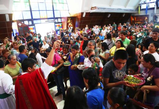 Con regadas, misas y ofrendas, devotos veneran a San Judas Tadeo en Coatzacoalcos l VIDEO