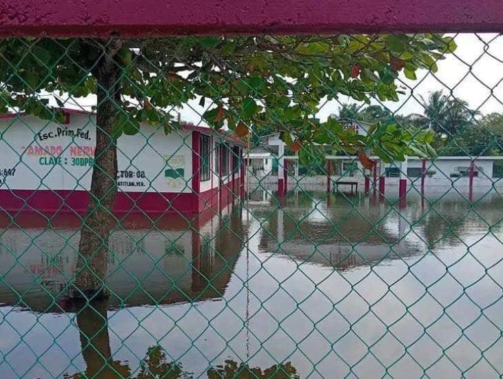 Aun bajo el agua algunas comunidades por desbordamiento del río Coatzacoalcos