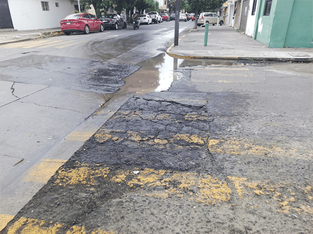 Denuncian fuga de agua y baches en colonia Flores Magón de Veracruz