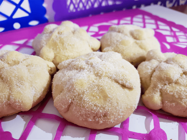 ¿Cuál es el origen del pan de muerto y qué significado tiene en la ofrenda?