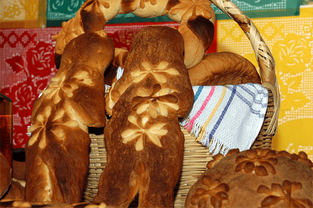 ¿Cuál es el origen del pan de muerto y qué significado tiene en la ofrenda?