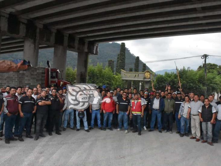 Protestan traileros en Río Blanco; acusan despido sin pago de liquidación