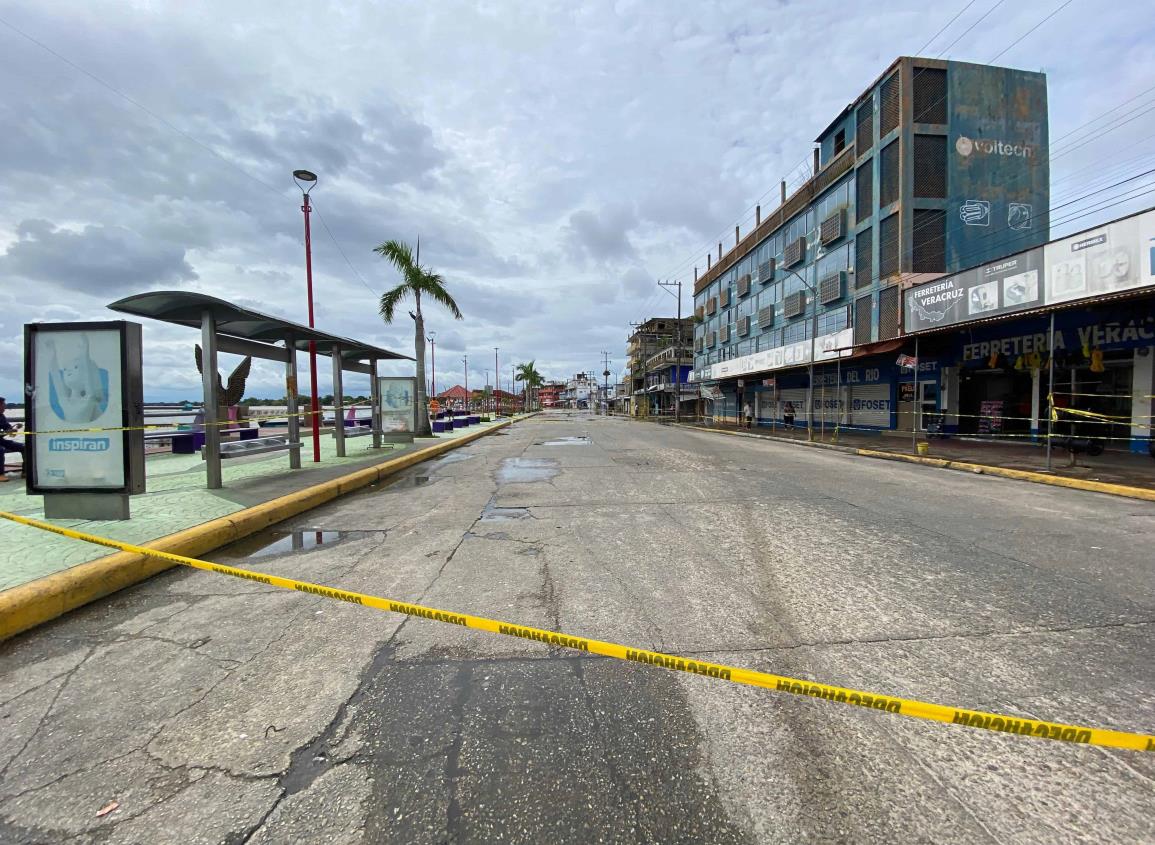 Empieza a descender inundación en calles aledañas al malecón de Minatitlán