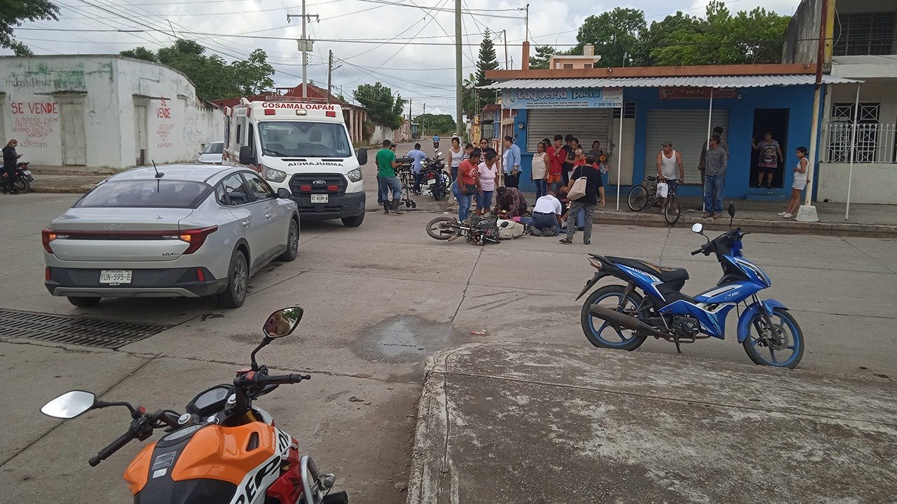 Mujer sufre grave accidente en motocicleta tras choque en Cosamaloapan