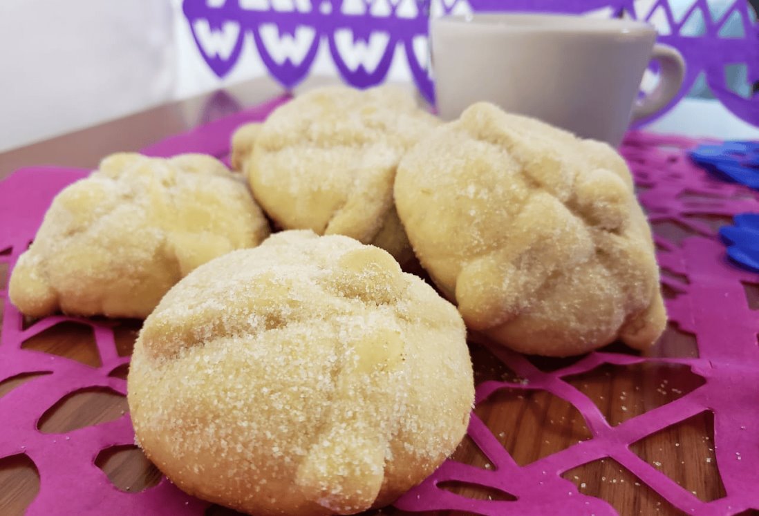 ¿Cuál es el origen del pan de muerto y qué significado tiene en la ofrenda?