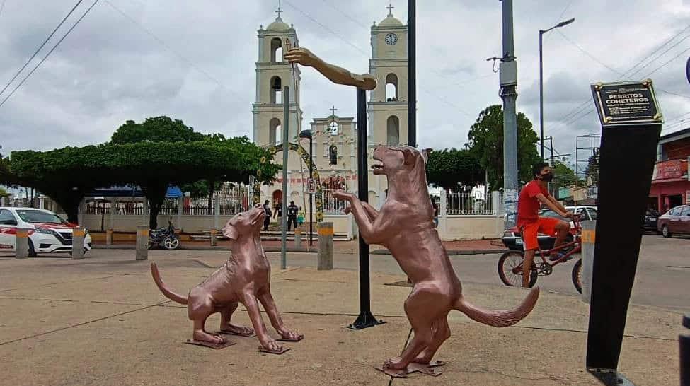 Colocan en el Parque Miguel Hidalgo escultura de dos perritos coheteros