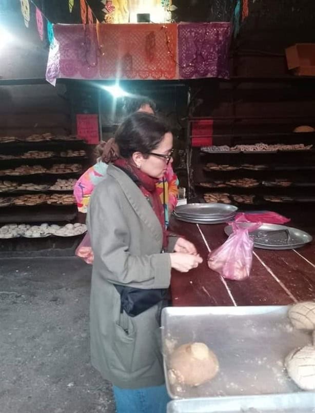 Captan a Natalia Lafourcade comprando pan en Coatepec para Día de Muertos | FOTO