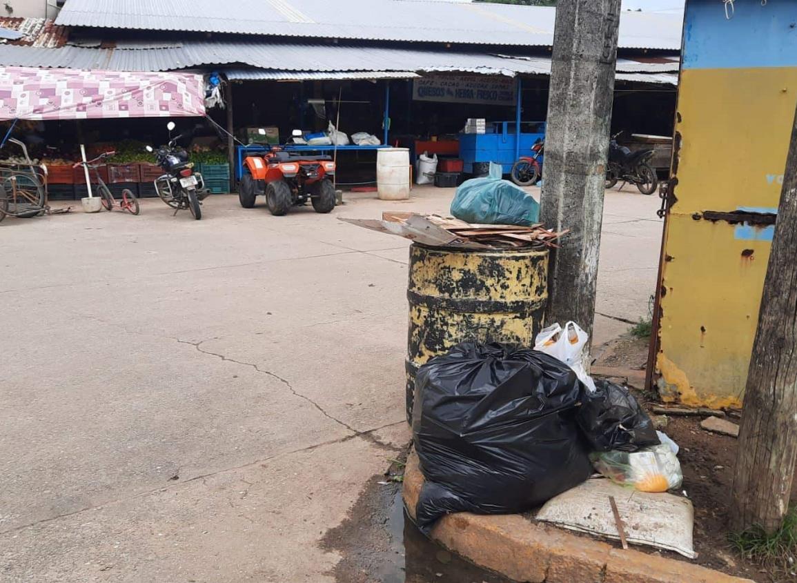 Inmediaciones del mercado campesino son utilizadas como basurero clandestino