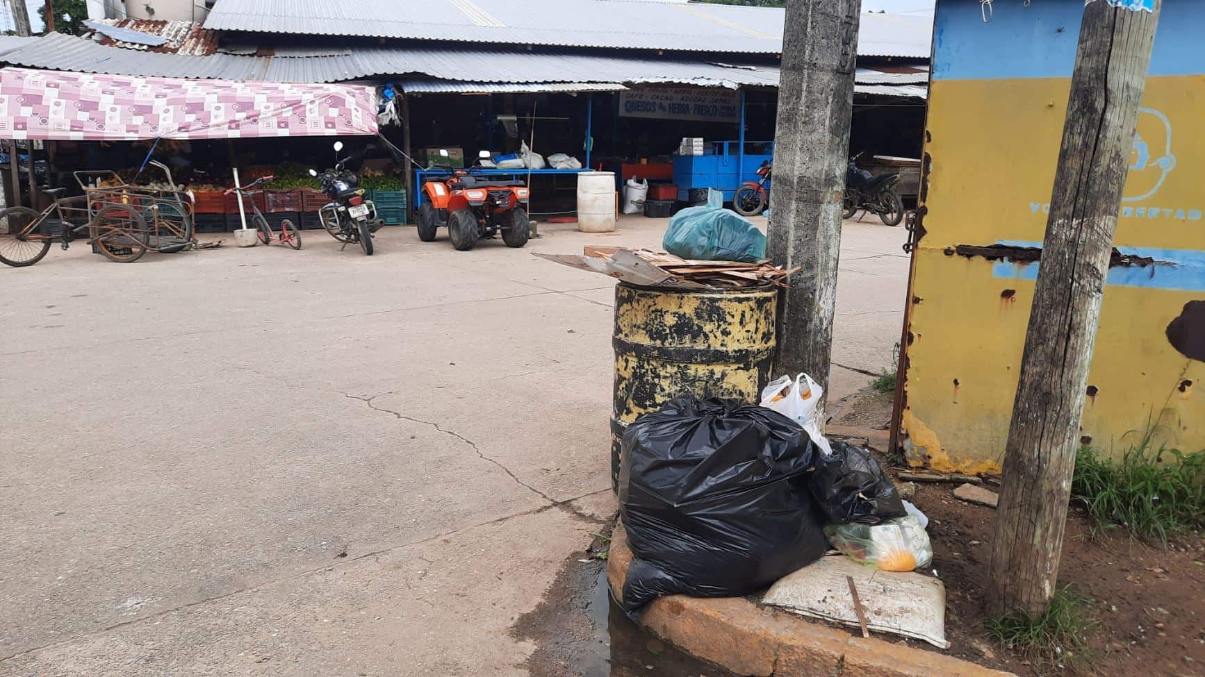 Inmediaciones del mercado campesino son utilizadas como basurero clandestino