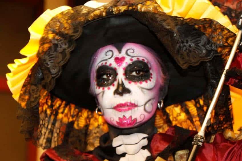 ¿Por qué los mexicanos se pintan la cara en Día de Muertos?