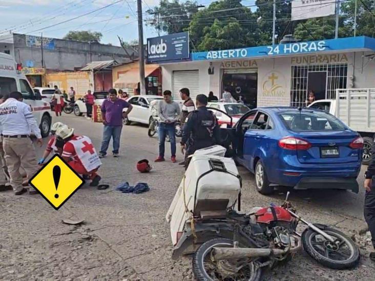 Chocan auto y repartidor de tortillas frente al IMSS de Martínez de la Torre