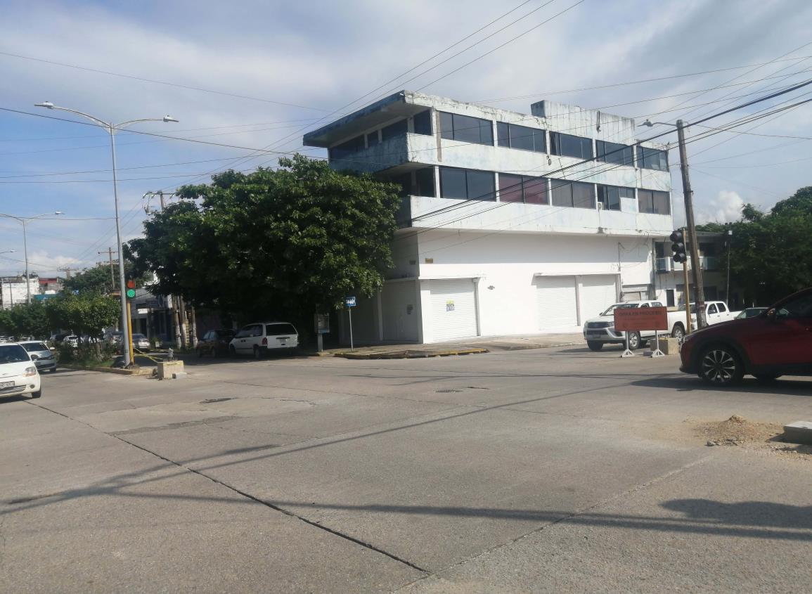 Farmacia bajó sus cortinas en el centro de Coatzacoalcos, ponen local en renta