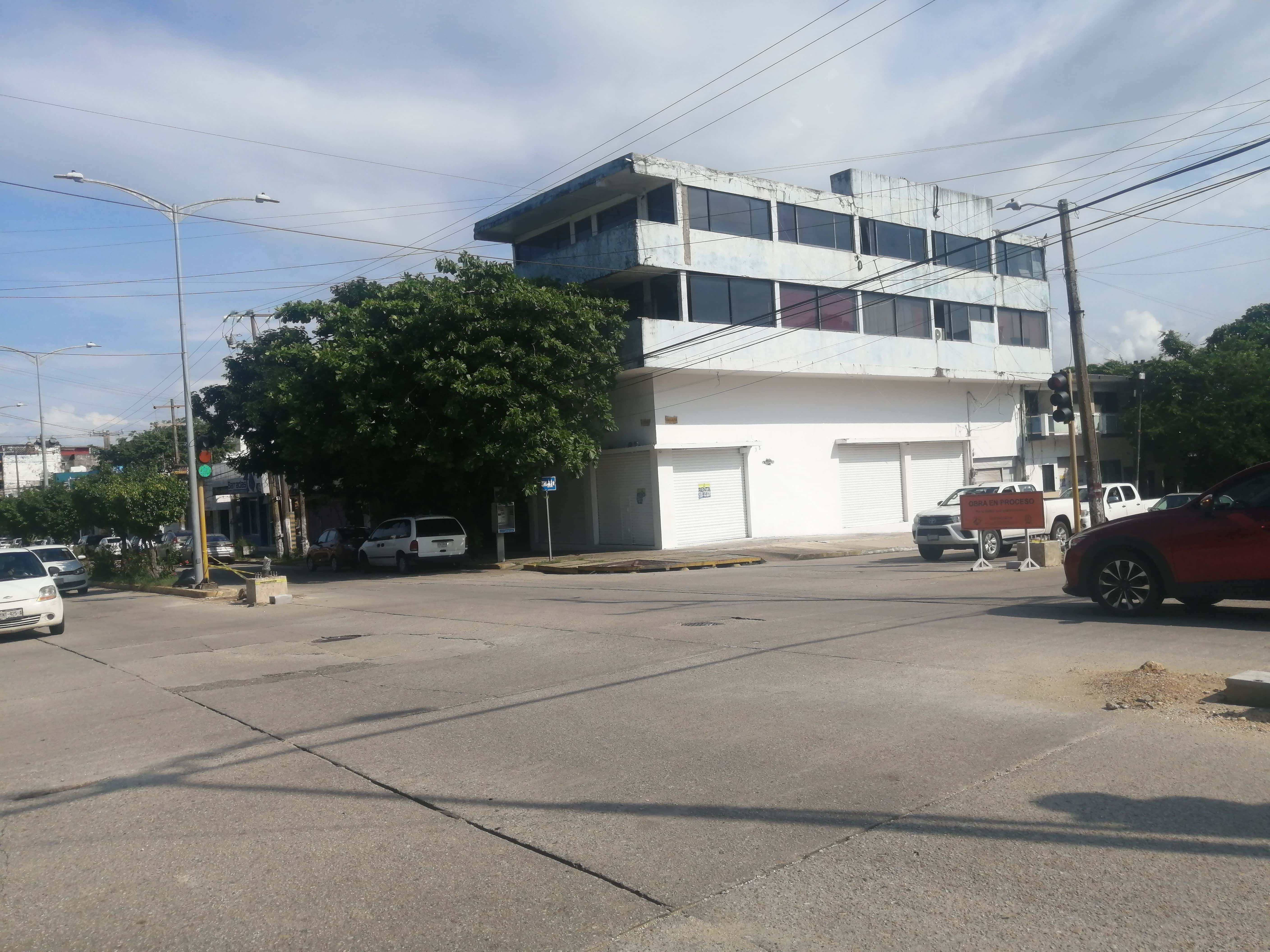 Farmacia bajó sus cortinas en el centro de Coatzacoalcos, ponen local en renta