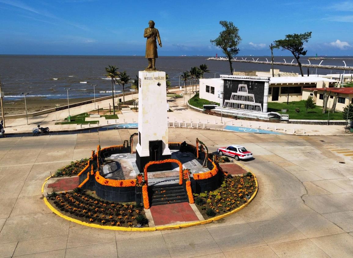 Adornan con cempasúchil importante glorieta del Malecón de Coatzacoalcos l VIDEO