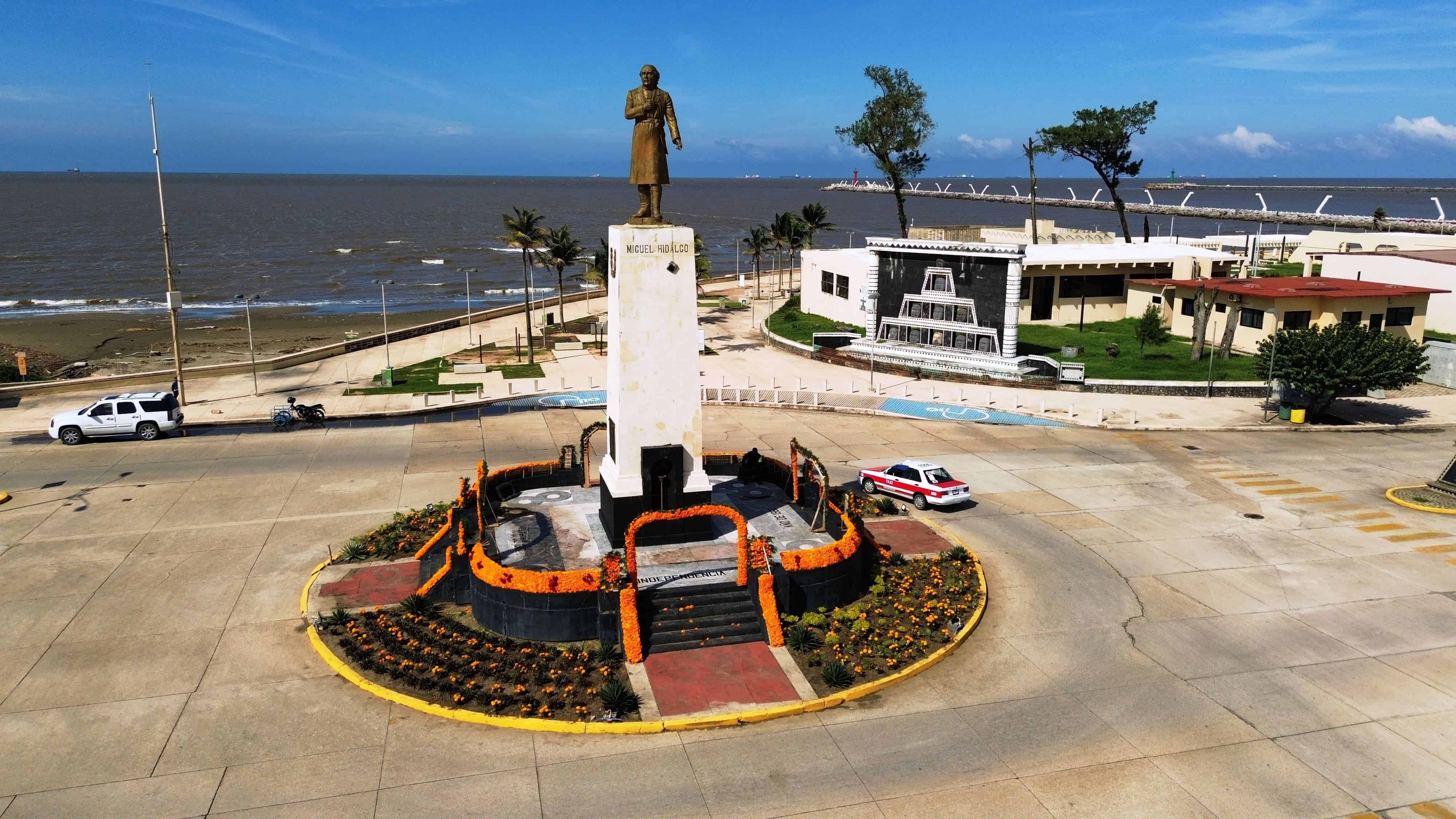 Adornan con cempasúchil importante glorieta del Malecón de Coatzacoalcos l VIDEO