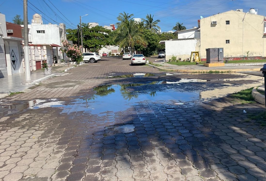 Aguas negras inundan calles de Boca del Río; vecinos de La Petrolera exigen desazolve