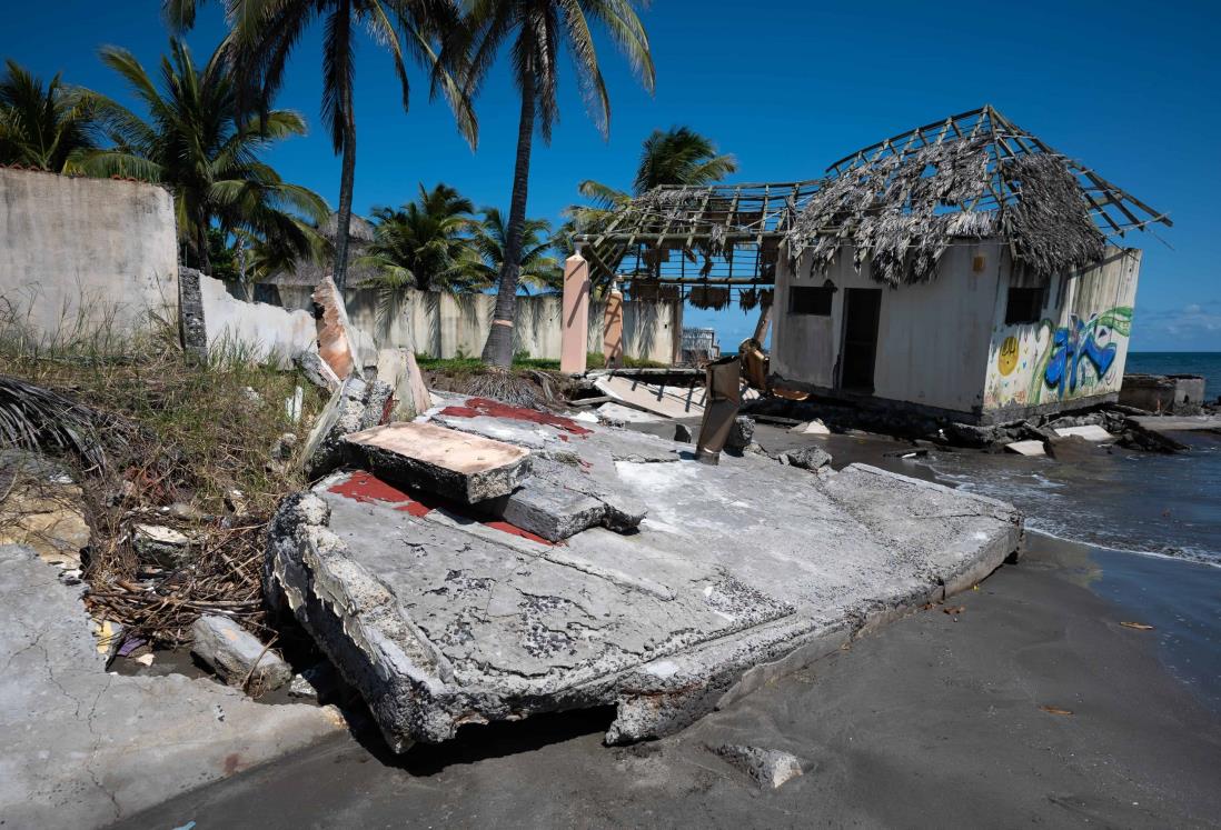 "El mar se tragó mi casa y mi restaurante": pescador de Alvarado, Veracruz