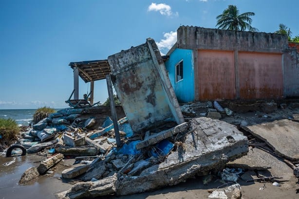 "El mar se tragó mi casa y mi restaurante": pescador de Alvarado, Veracruz