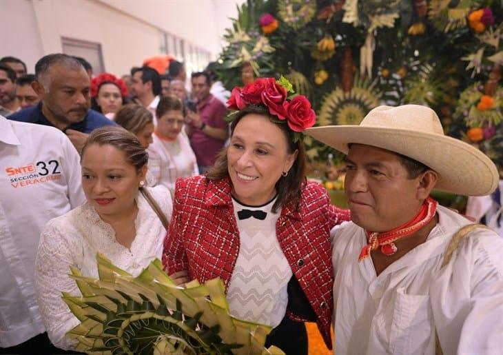 Rocío Nahle destacó la importancia de que padres, maestros y gobierno sigan fomentando tradiciones