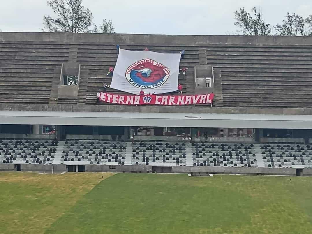 Fanáticos de los Tiburones Rojos de Veracruz se manifiestan en el estadio Luis Pirata Fuente