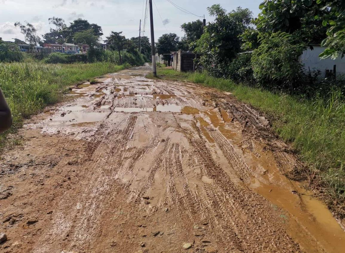 Caminan entre el agua mal oliente en Mundo Nuevo 