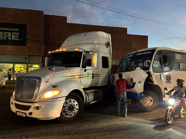 Choca autobús de pasajeros contra tráiler en la avenida Ejército Mexicano