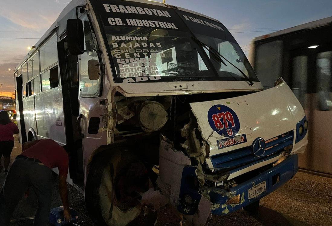 Choca autobús de pasajeros contra tráiler en la avenida Ejército Mexicano