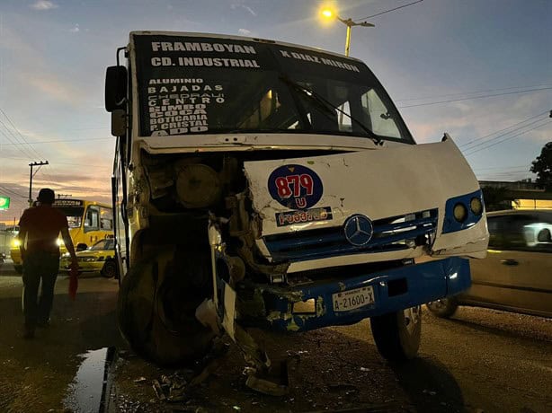 Choca autobús de pasajeros contra tráiler en la avenida Ejército Mexicano