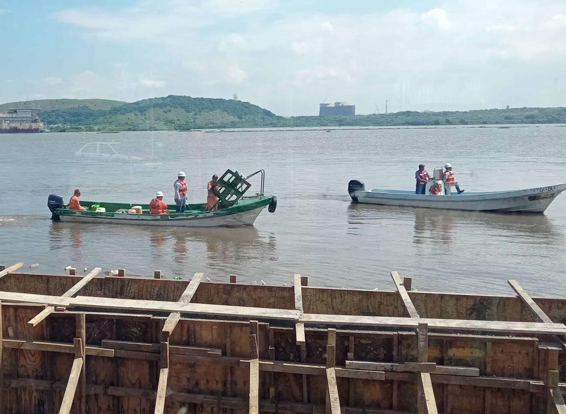 Reparan boyas en el canal de navegación del río Coatzacoalcos