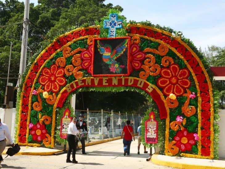 Adornan entradas de panteones en Coatzacoalcos; así lucen | FOTOS