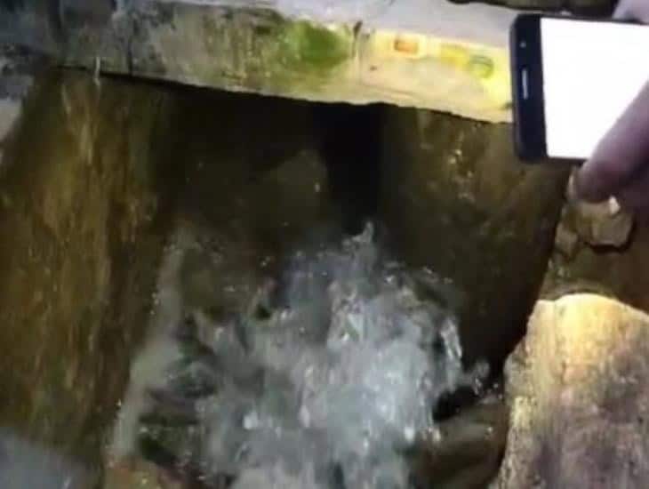 Alertan por fuga de agua en colonia Cuatro Caminos; temen riesgo de socavón