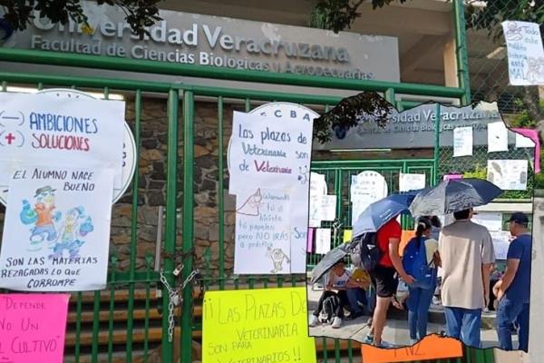 Protestan estudiantes de la UV en Tuxpan, ¿qué es lo que exigen?