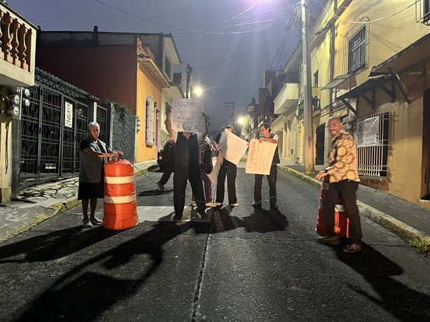 Céntrica calle de Xalapa ¡sin agua!, vecinos bloquean calle Poeta Jesús Díaz