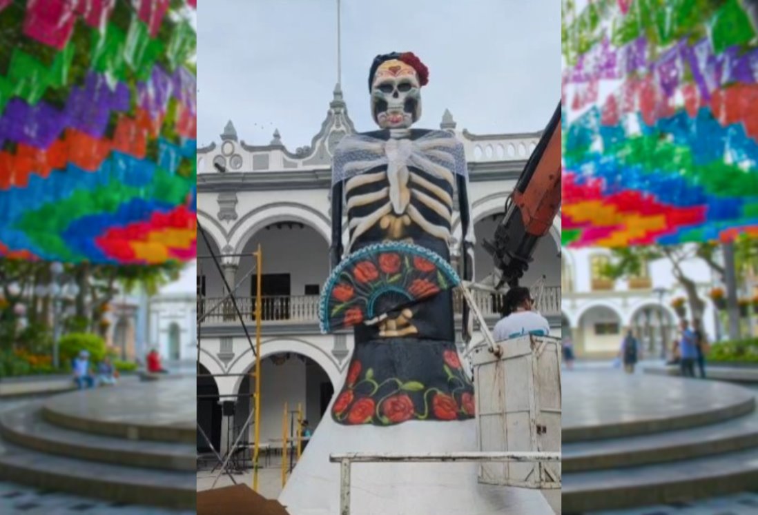 Instalan mega catrina jarocha en el Zócalo de Veracruz