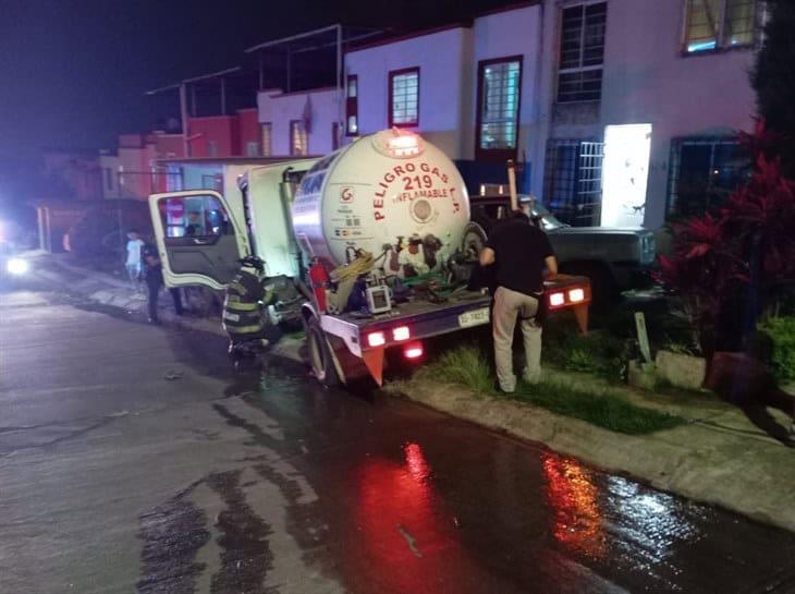 ¡Y pudo ser peor! Pipa de gas embiste autos estacionados en fraccionamiento de Xalapa