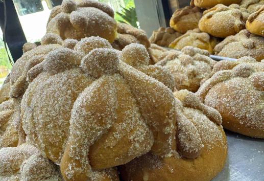 A marchas forzadas panaderos de Minatitlán para elaborar el tradicional Pan de Muerto | VIDEO