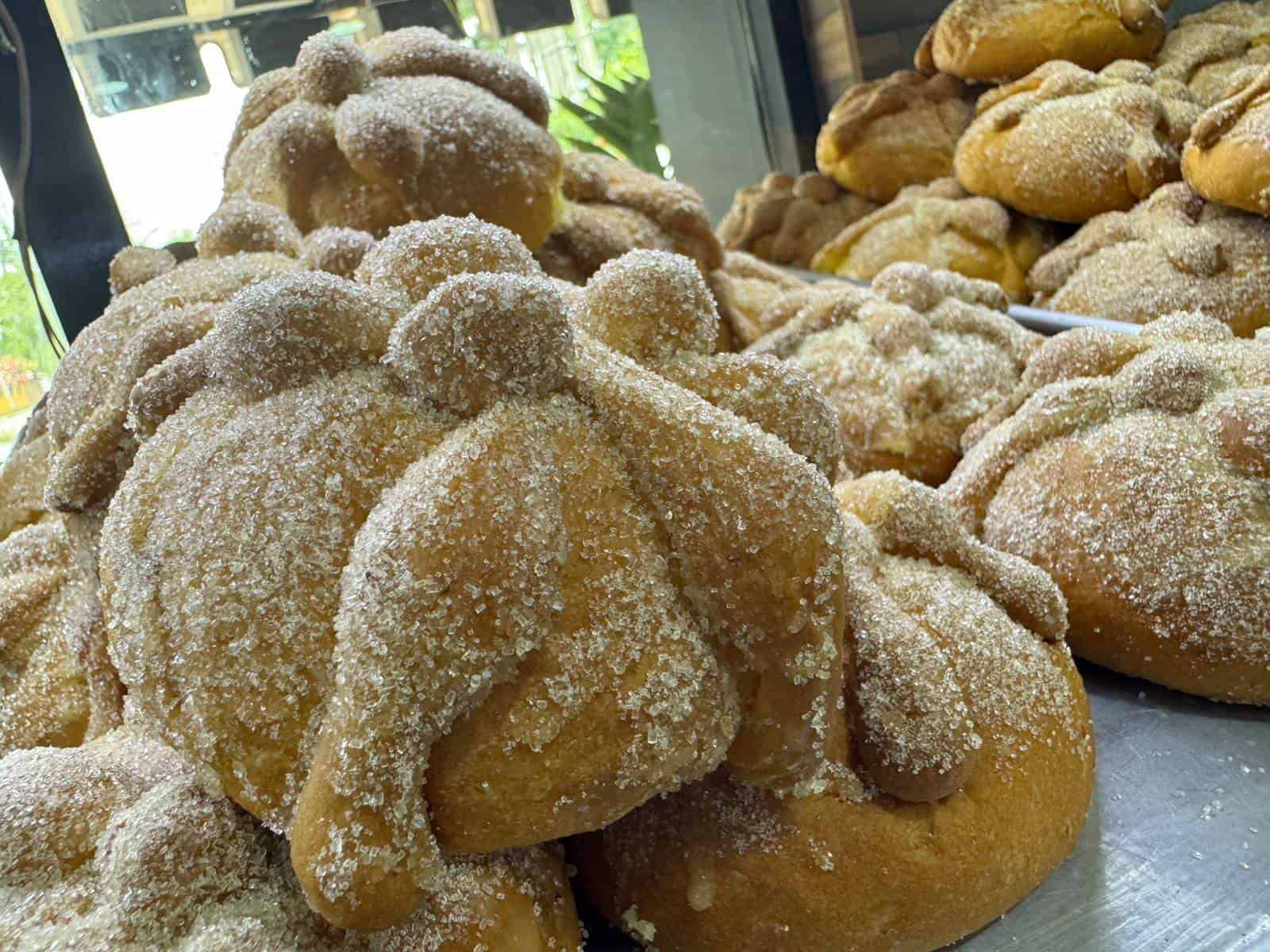 A marchas forzadas panaderos de Minatitlán para elaborar el tradicional Pan de Muerto | VIDEO