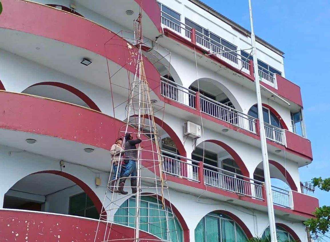 Trabajadores municipales colocan catrina monumental sin equipo de seguridad