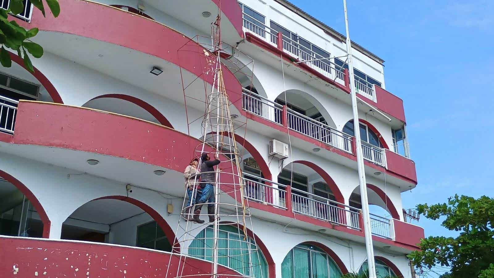 Trabajadores municipales colocan catrina monumental sin equipo de seguridad