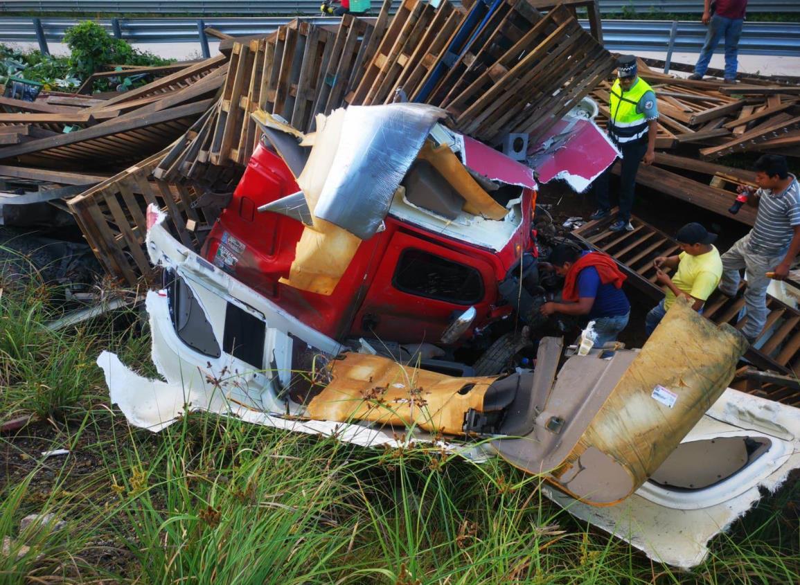 Volcadura sobre autopista de Acayucan deja a camionero herido