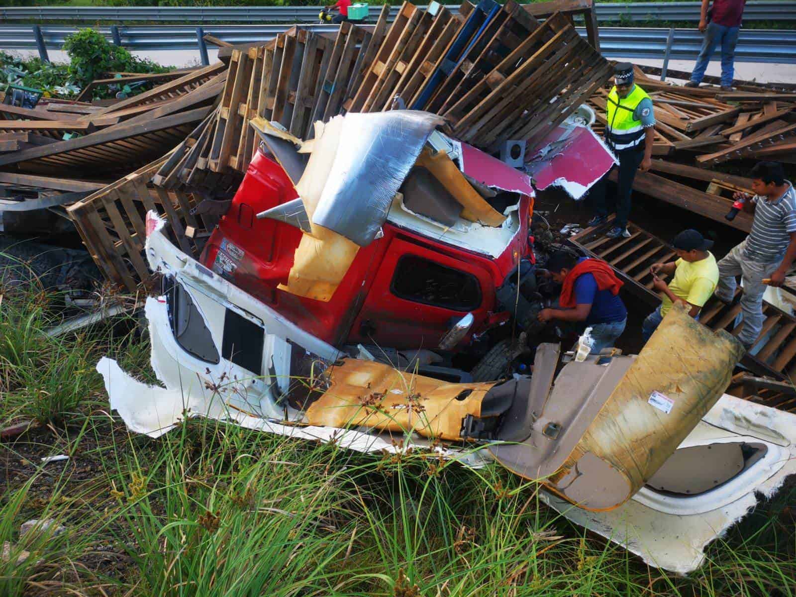 Volcadura sobre autopista de Acayucan deja a camionero herido