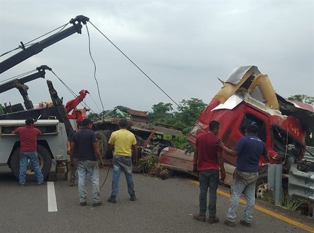 Volcadura sobre autopista de Acayucan deja a camionero herido