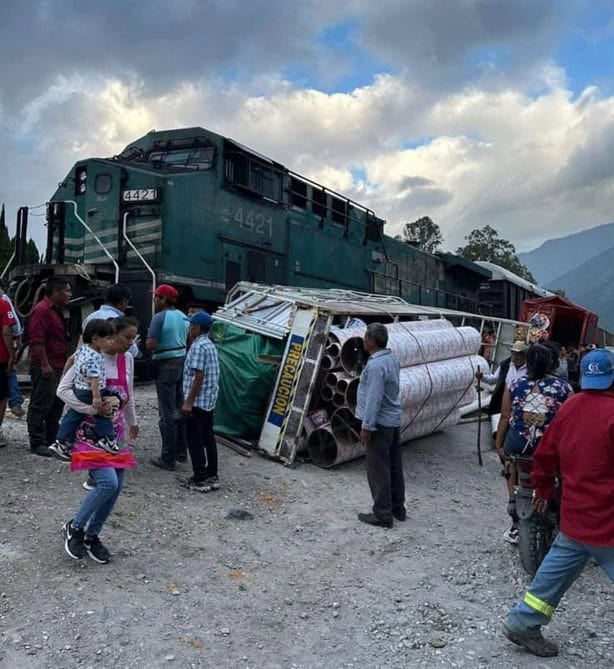 Por querer ganarle el paso, a camioneta se la lleva el tren en Mendoza (+VIDEO)