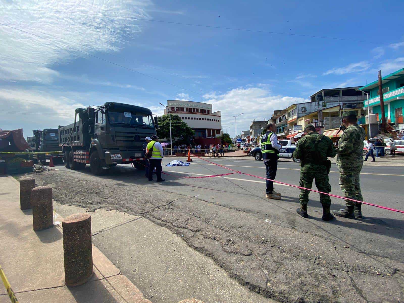 Autos pesados continúan pasando por la ciudad pese a construcción del libramiento de Sayula