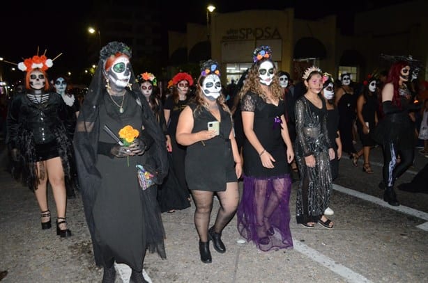 Papaqui de catrinas en Veracruz por Día de Muertos reúne a cientos de familias | VIDEO