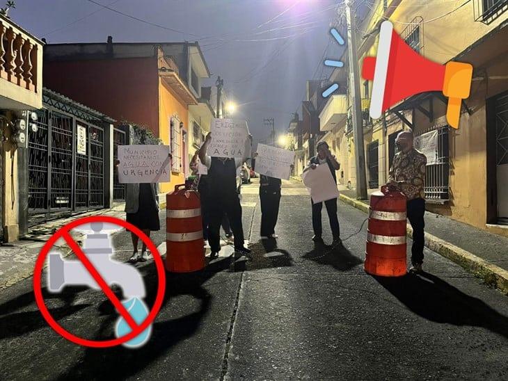 Céntrica calle de Xalapa ¡sin agua!, vecinos bloquean calle Poeta Jesús Díaz