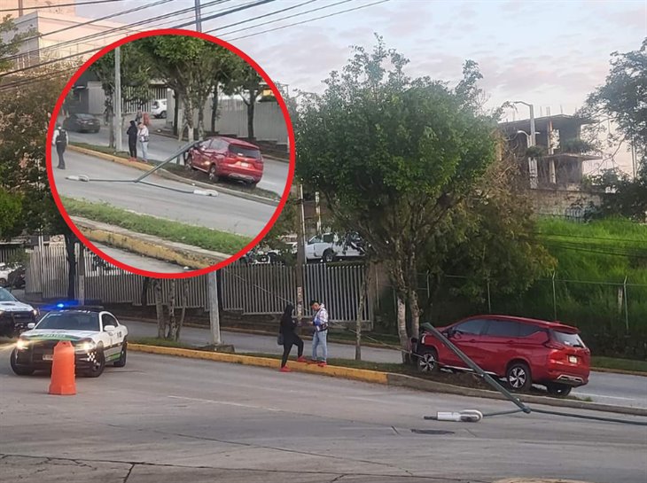 ¡Lo venció el sueño! conductor se estrella contra una luminaria en avenida Arco Sur en Xalapa 