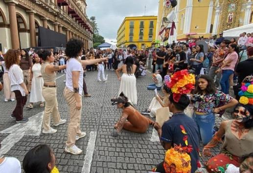 Con performance, homenajean en Xalapa a desaparecidos en Veracruz