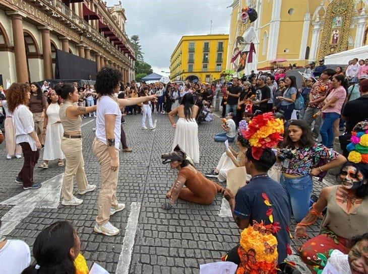 Con performance, homenajean en Xalapa a desaparecidos en Veracruz