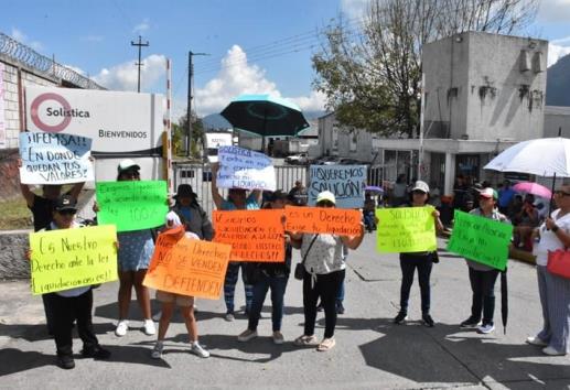 Protestan trabajadores de Femsa Solística en Río Blanco, exigen liquidación